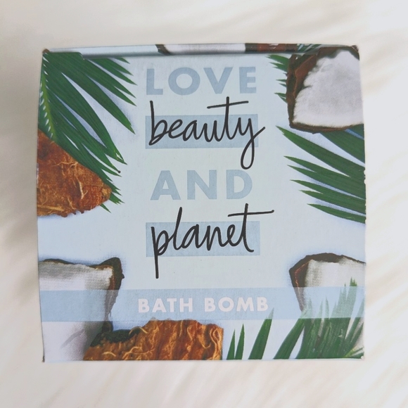 🌺FREE W/PURCHASE!! Love, Beauty & Planet Coconut Water & Mimosa Bath Bombs - Picture 3 of 6